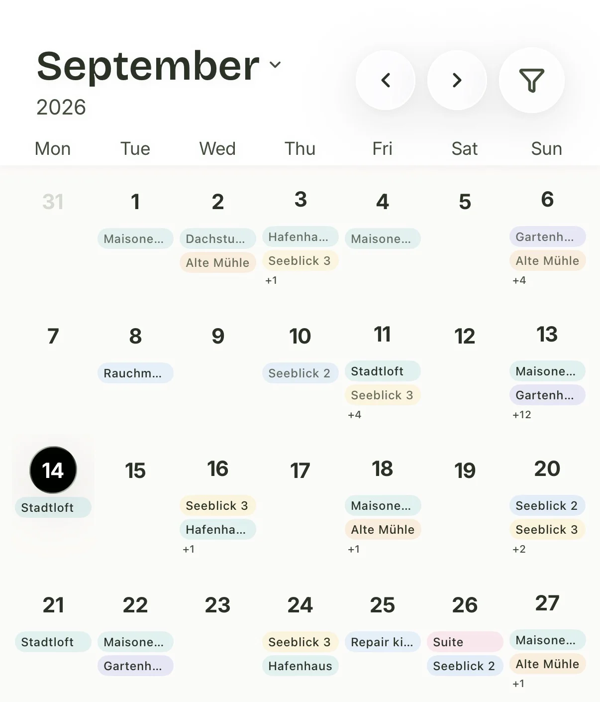 Staymakers Monatskalender mit Reinigungen über mehrere Unterkünfte, überschneidende Aufenthalte sind markiert.