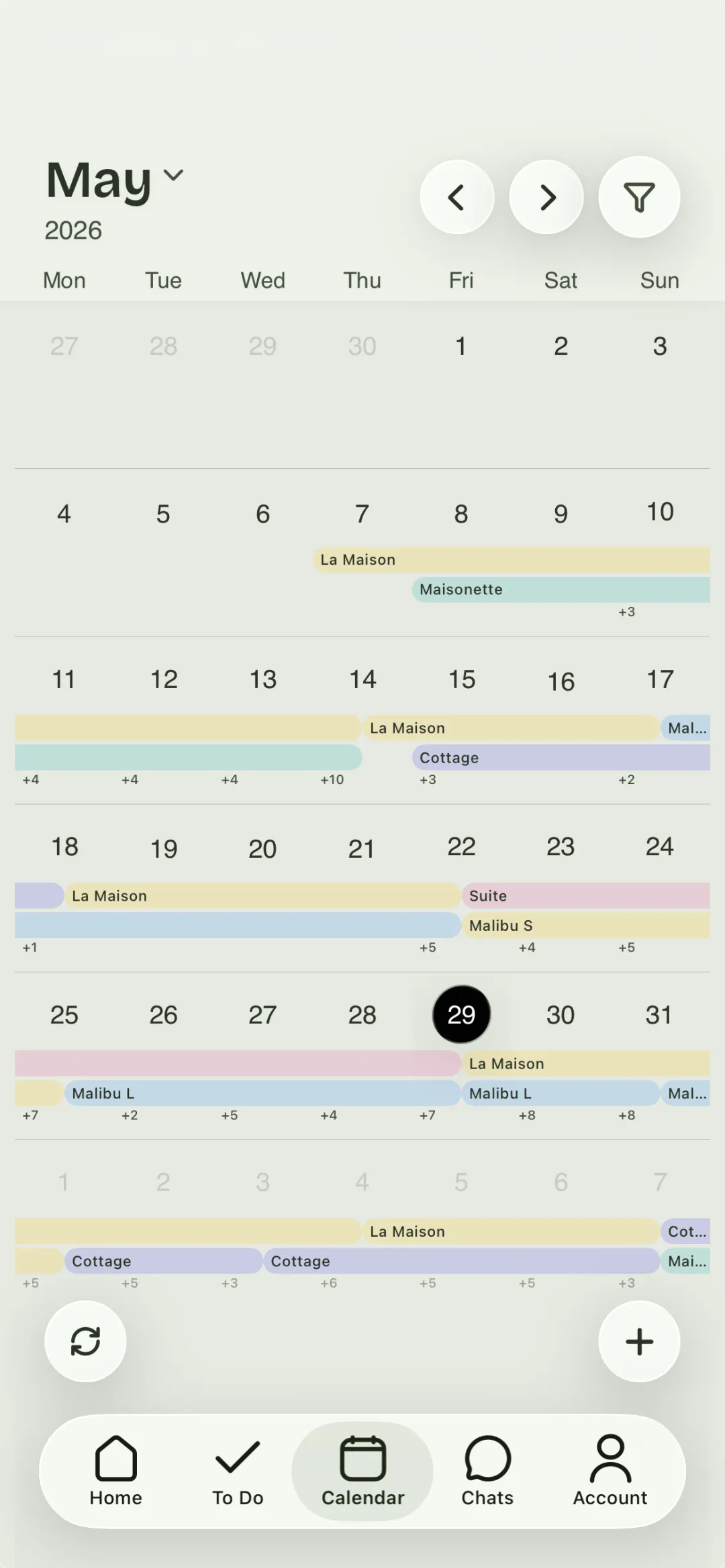 Staymakers Monatskalender mit Reinigungen über mehrere Unterkünfte, überschneidende Aufenthalte sind markiert.