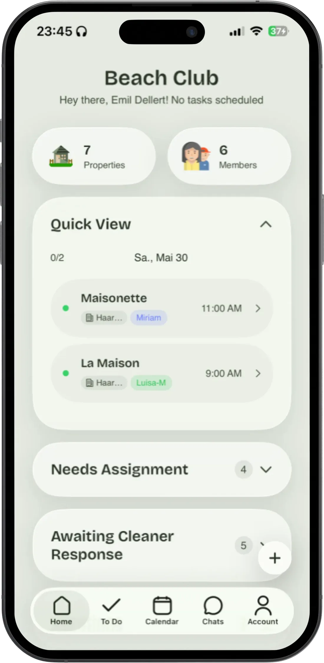 Die Heute-Ansicht der Staymaker-App auf einem iPhone, mit den Reinigungen des Tages samt Unterkunft, Zeit und zugewiesener Reinigungskraft.
