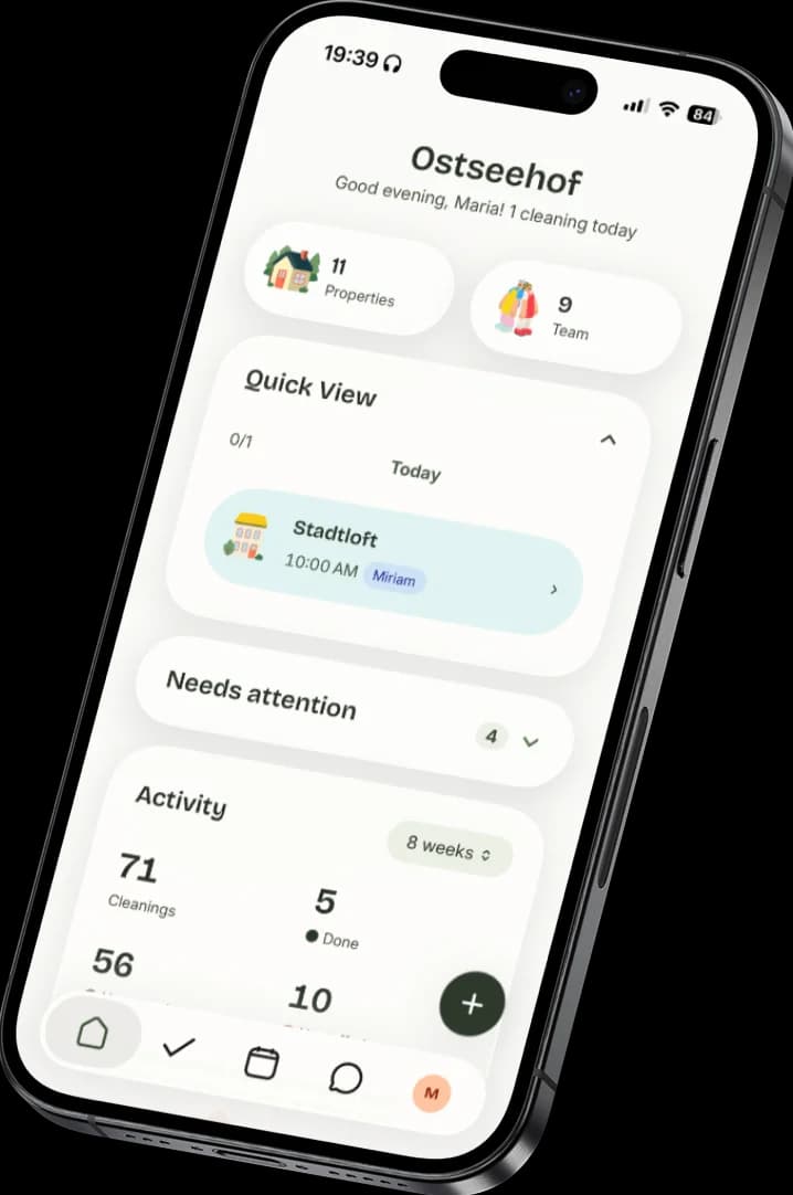 Die Heute-Ansicht der Staymaker-App auf einem iPhone, mit den Reinigungen des Tages samt Unterkunft, Zeit und zugewiesener Reinigungskraft.
